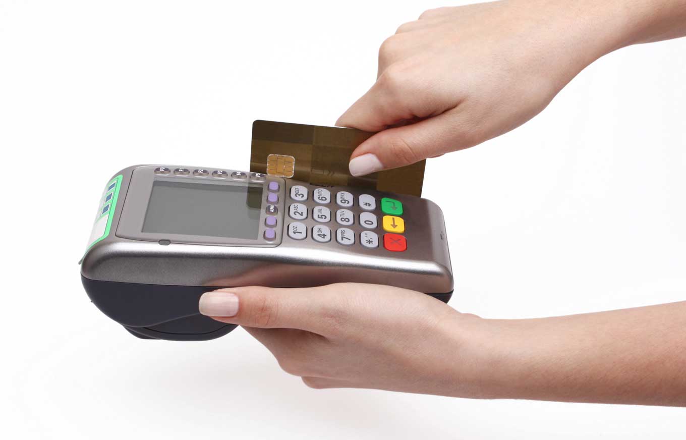 Quẹt thẻ tín dụng lấy tiền mặt được không, phí bao nhiêu