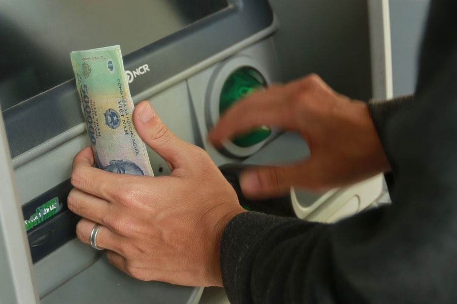 Mức phí rút tiền mặt thẻ tín dụng VPBank được tính như thế nào?