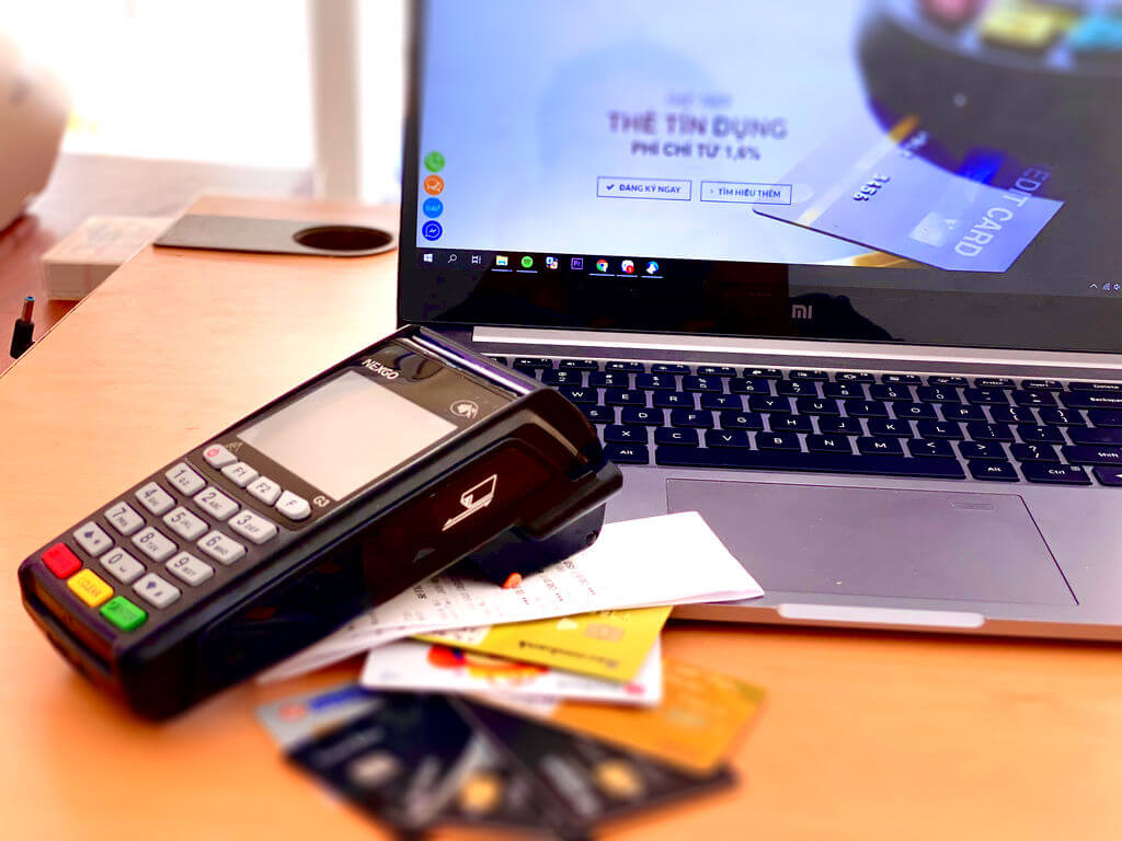 Dùng thẻ tín dụng rút tiền mặt được không?